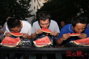 乌鲁木齐吃瓜的视频,趣味横生的夏日生活剪影