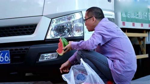 大叔在路边吃瓜,揭秘市井生活百态