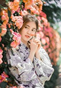 和服女孩吃瓜照片,夏日风情尽收眼底