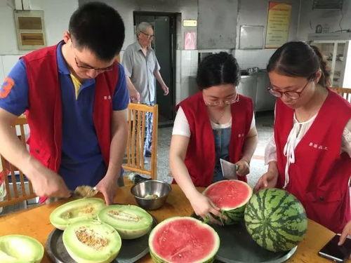 苏州老奶奶吃瓜